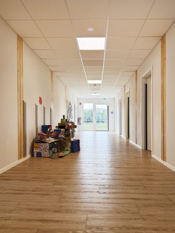 Innenansicht der Kita Oberemmel in modularer Bauweise. Eine Referenz von Holzbau Henz.