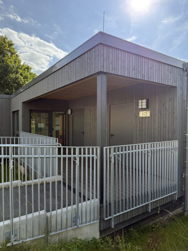 Aussenansicht der Kita Oberemmel in modularer Bauweise. Eine Referenz von Holzbau Henz.