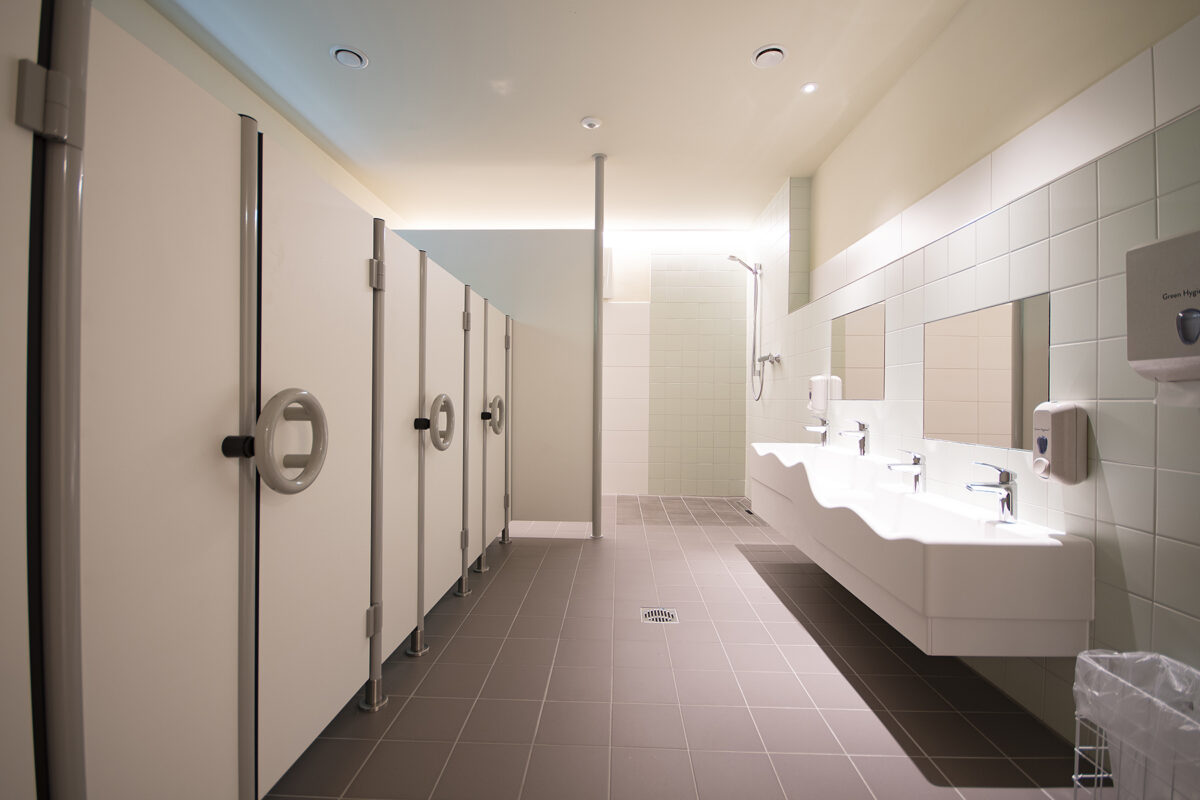 Toiletten der Kita in Pfalzel. Eine Referenz von Holzbau Henz.