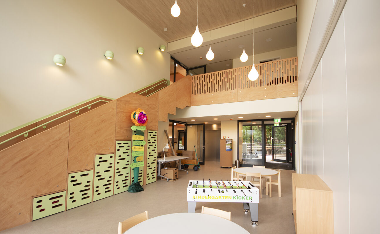 Eingangsbereich der Kita in Pfalzel. Eine Referenz von Holzbau Henz.