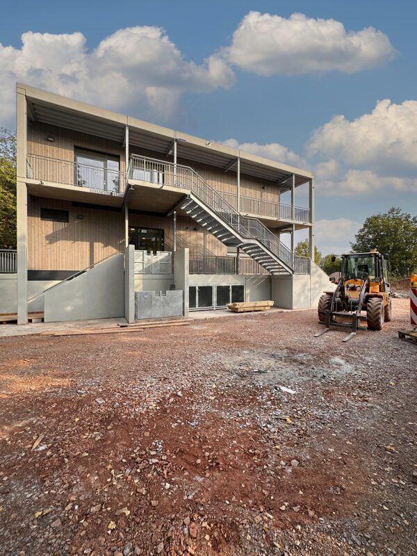Aussenansicht der Kita in Pfalzel. Eine Referenz von Holzbau Henz.
