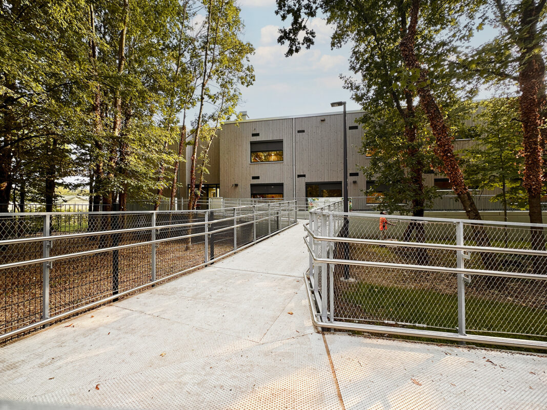 Aussenansicht der Kita in Pfalzel. Eine Referenz von Holzbau Henz.