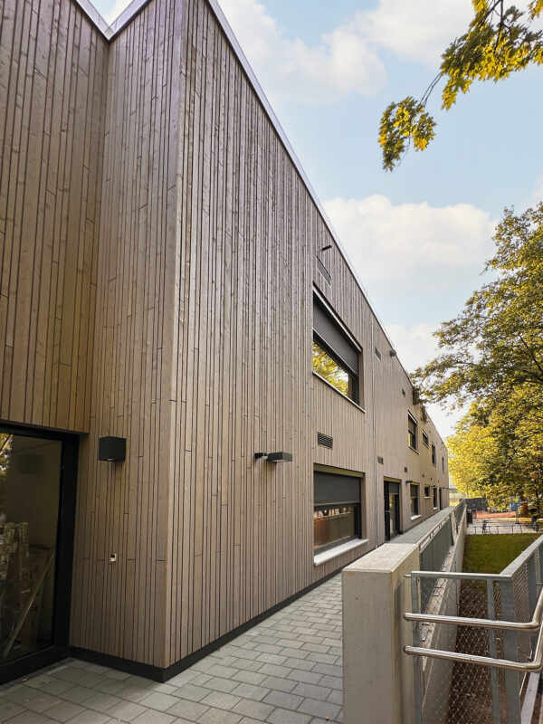 Aussenansicht der Kita in Pfalzel. Eine Referenz von Holzbau Henz.