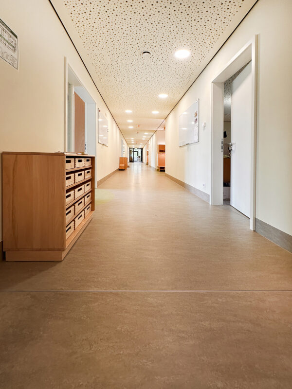 Flur der Kita in Pfalzel. Eine Referenz von Holzbau Henz.