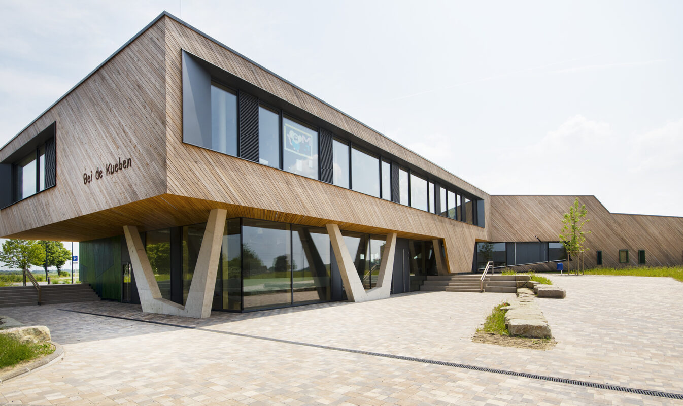 Aussenansicht der Kita Angelsberg. Eine Referenz von Holzbau Henz.