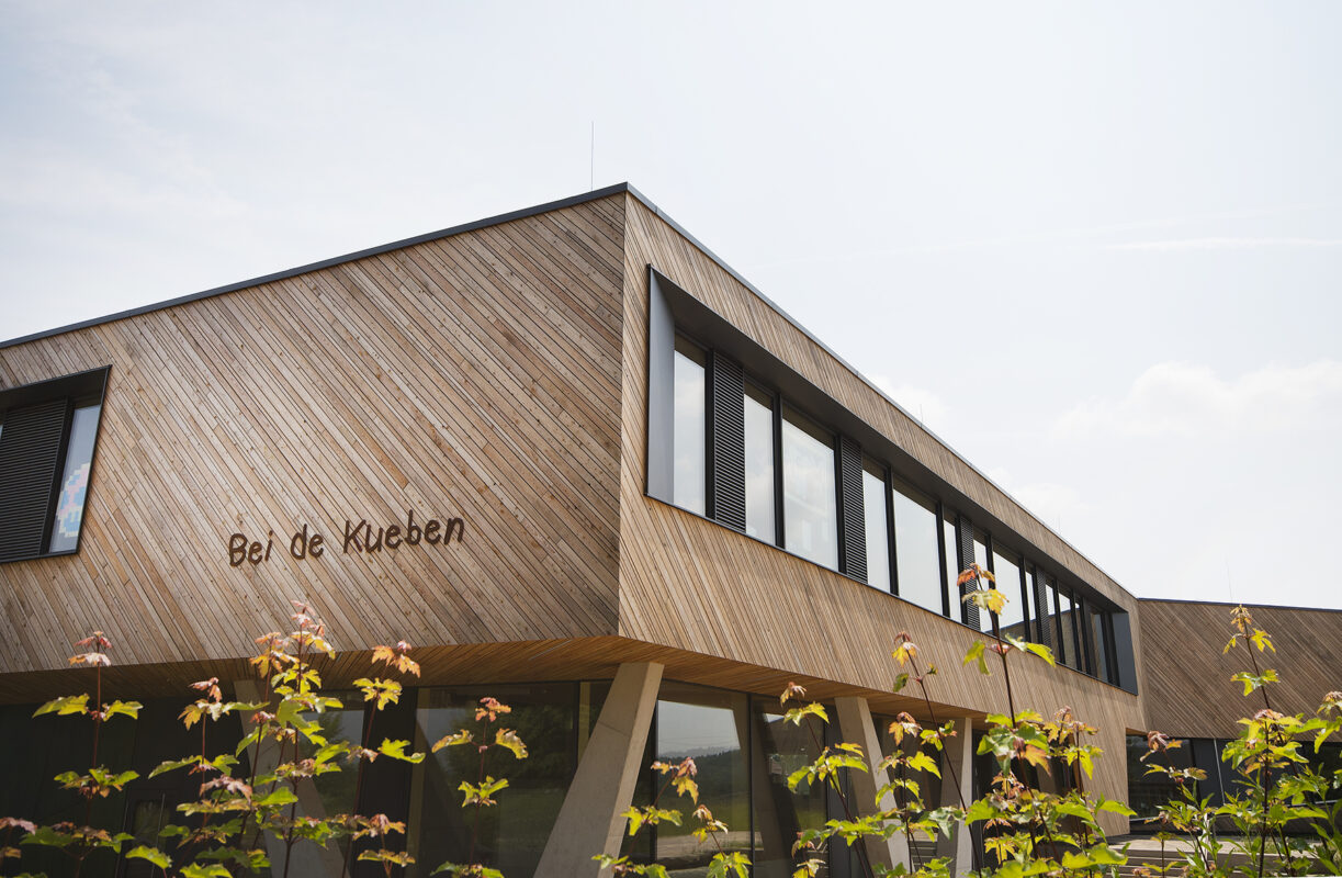 Aussenansicht der Kita Angelsberg. Eine Referenz von Holzbau Henz.