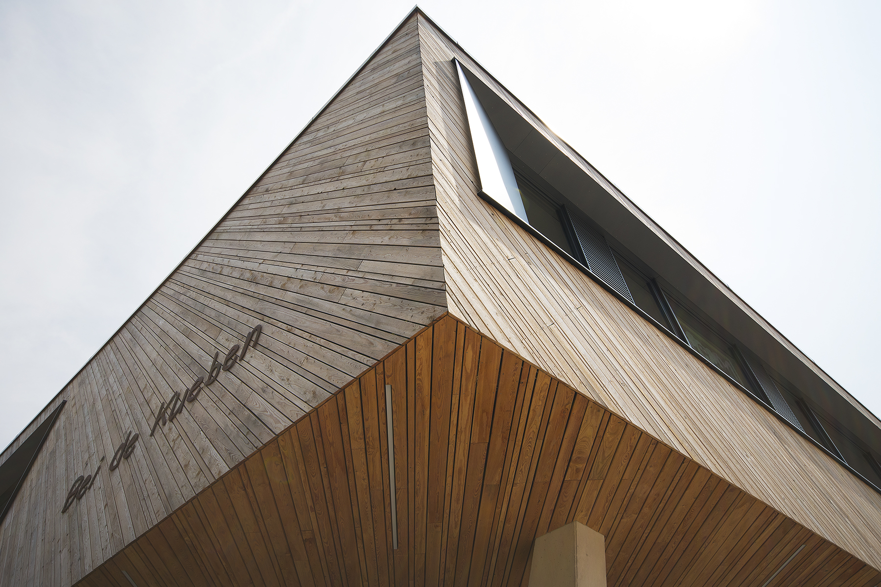 Aussenansicht der Kita Angelsberg. Eine Referenz von Holzbau Henz.