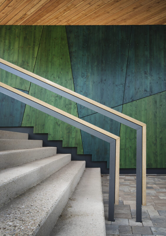 Aussenansicht der Kita Angelsberg. Eine Referenz von Holzbau Henz.