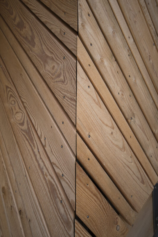 Detail der Fassade der Kita Angelsberg. Eine Referenz von Holzbau Henz.