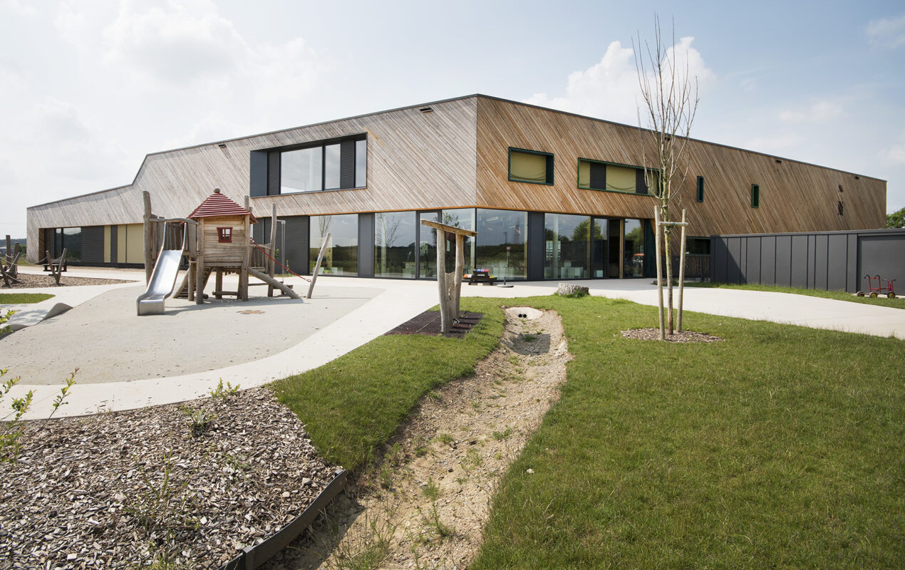 Aussenansicht der Kita Angelsberg. Eine Referenz von Holzbau Henz.