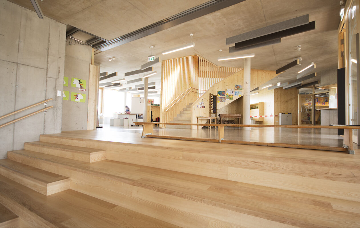 Foyer und Treppe der Kita Angelsberg. Eine Referenz von Holzbau Henz.
