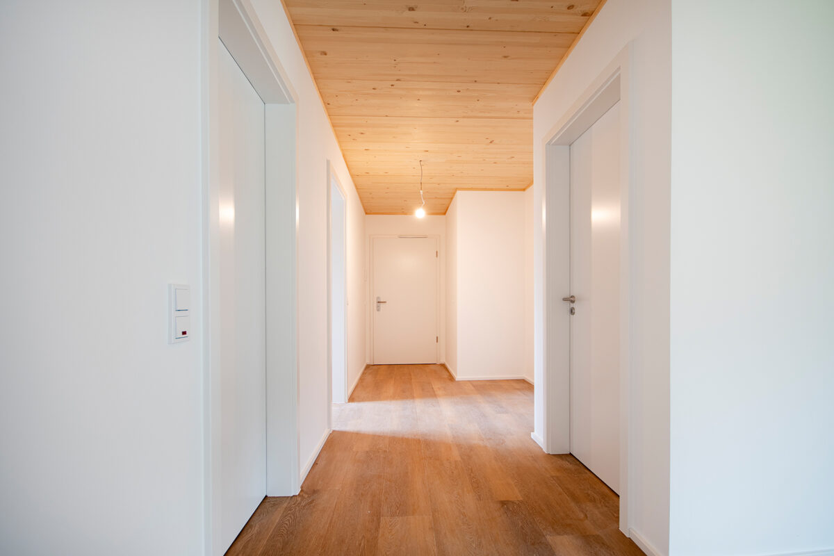 Flur im Mehrfamilienhaus. Eine Referenz von Holzbau Henz.