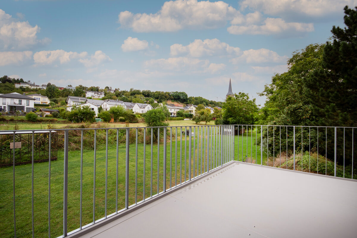 Terrasse des Mehrfamilienhaus. Eine Referenz von Holzbau Henz.