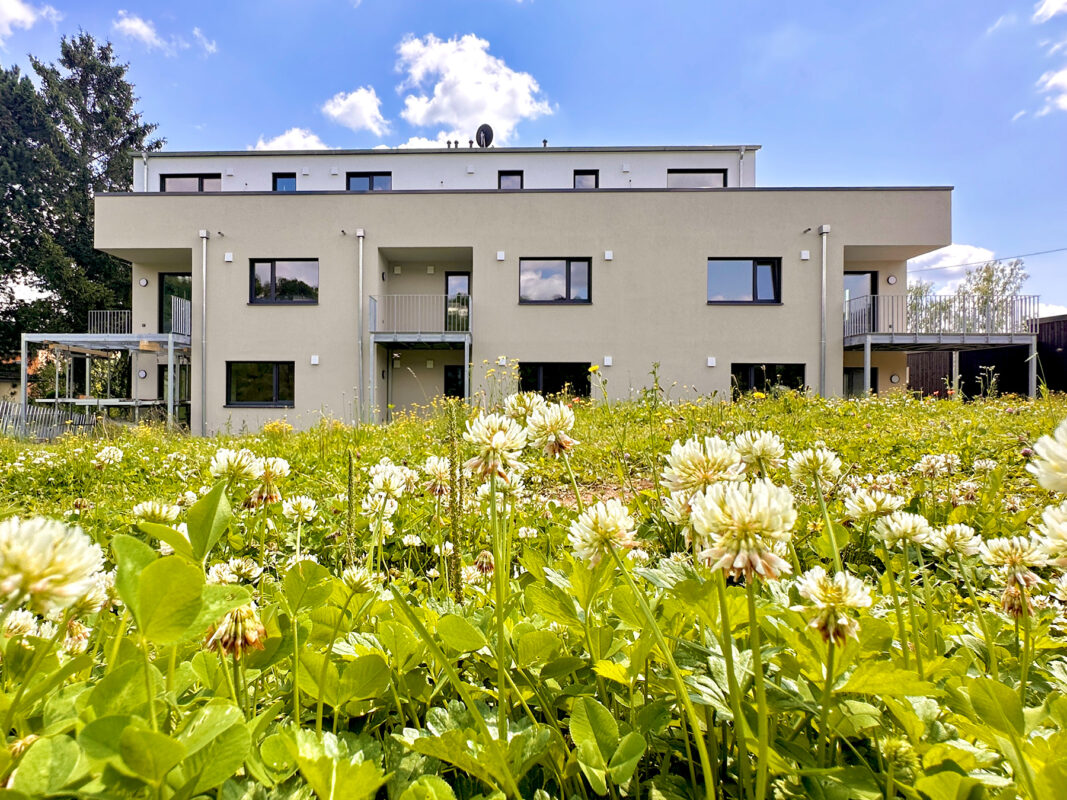 Aussenansicht des Mehrfamilienhaus. Eine Referenz von Holzbau Henz.