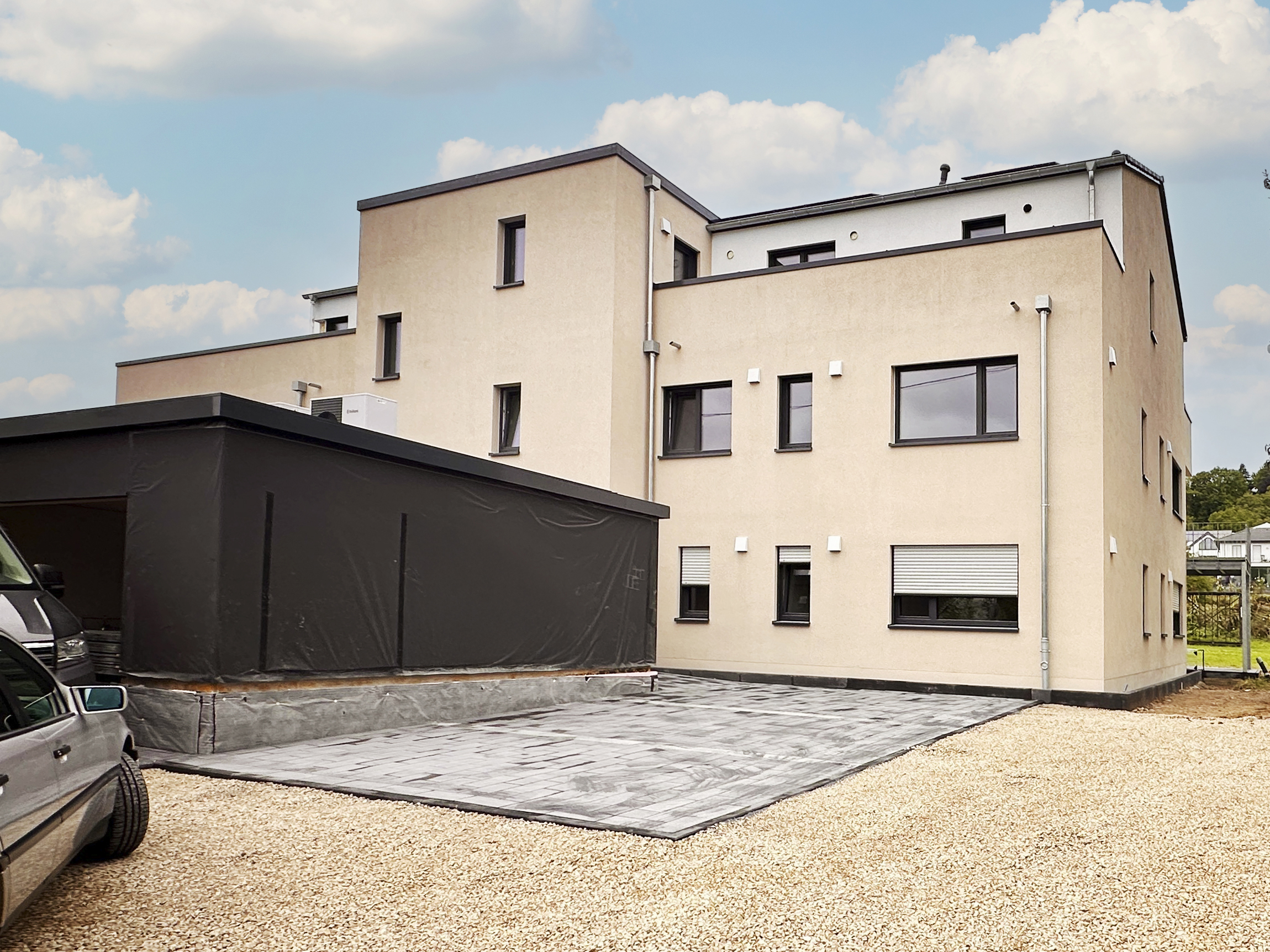 Aussenansicht des Mehrfamilienhaus. Eine Referenz von Holzbau Henz.