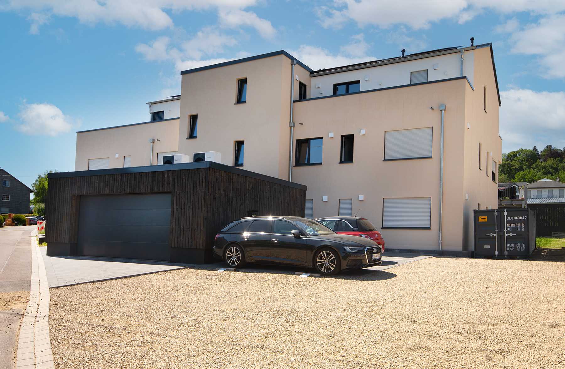 Aussenansicht des Mehrfamilienhaus. Eine Referenz von Holzbau Henz.